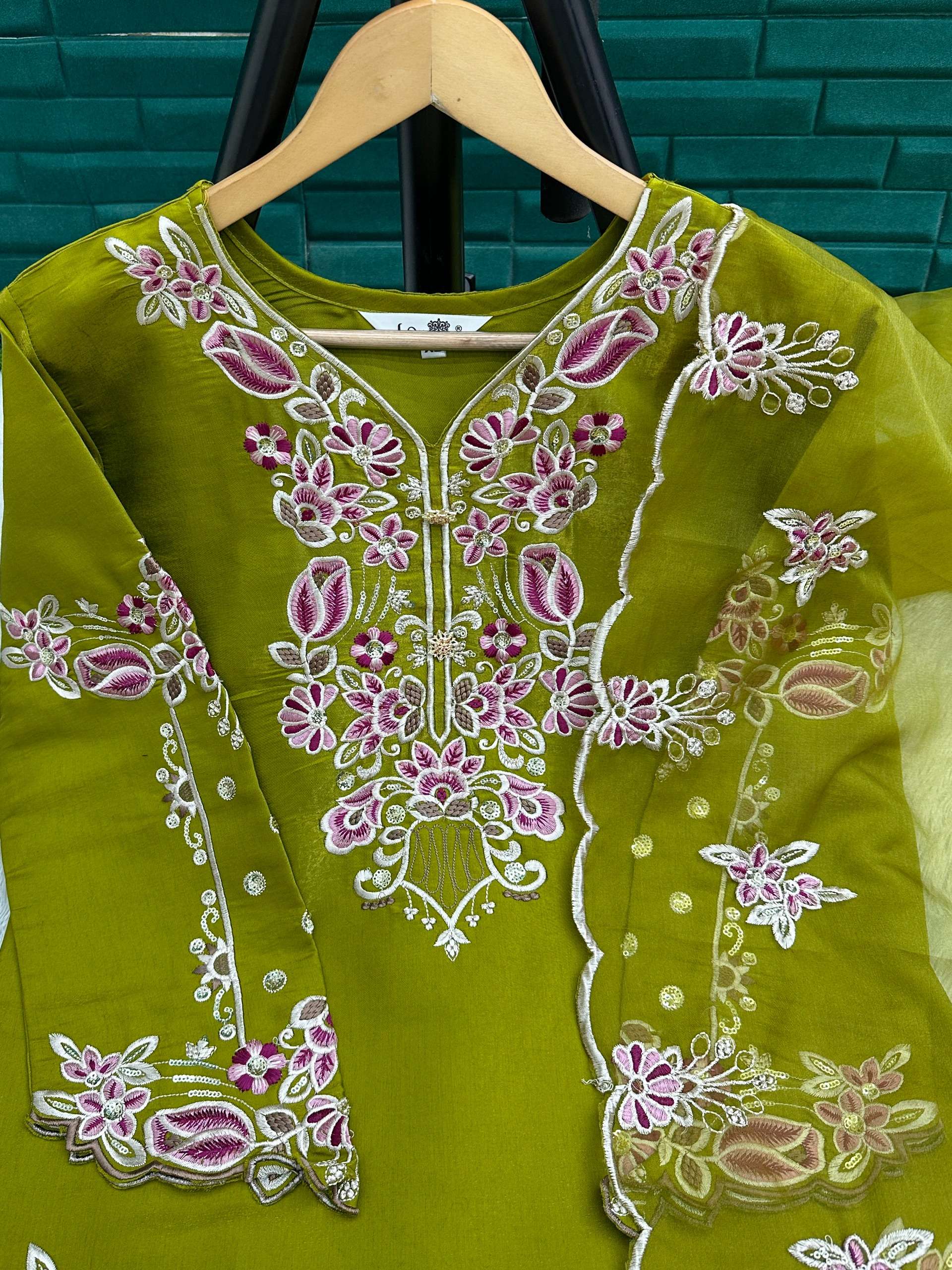 LAXURIA TRENDZ D NO 1603 SILK BEAUTIFUL PAKISTANI LOOK DESIGNER LADIES SUIT