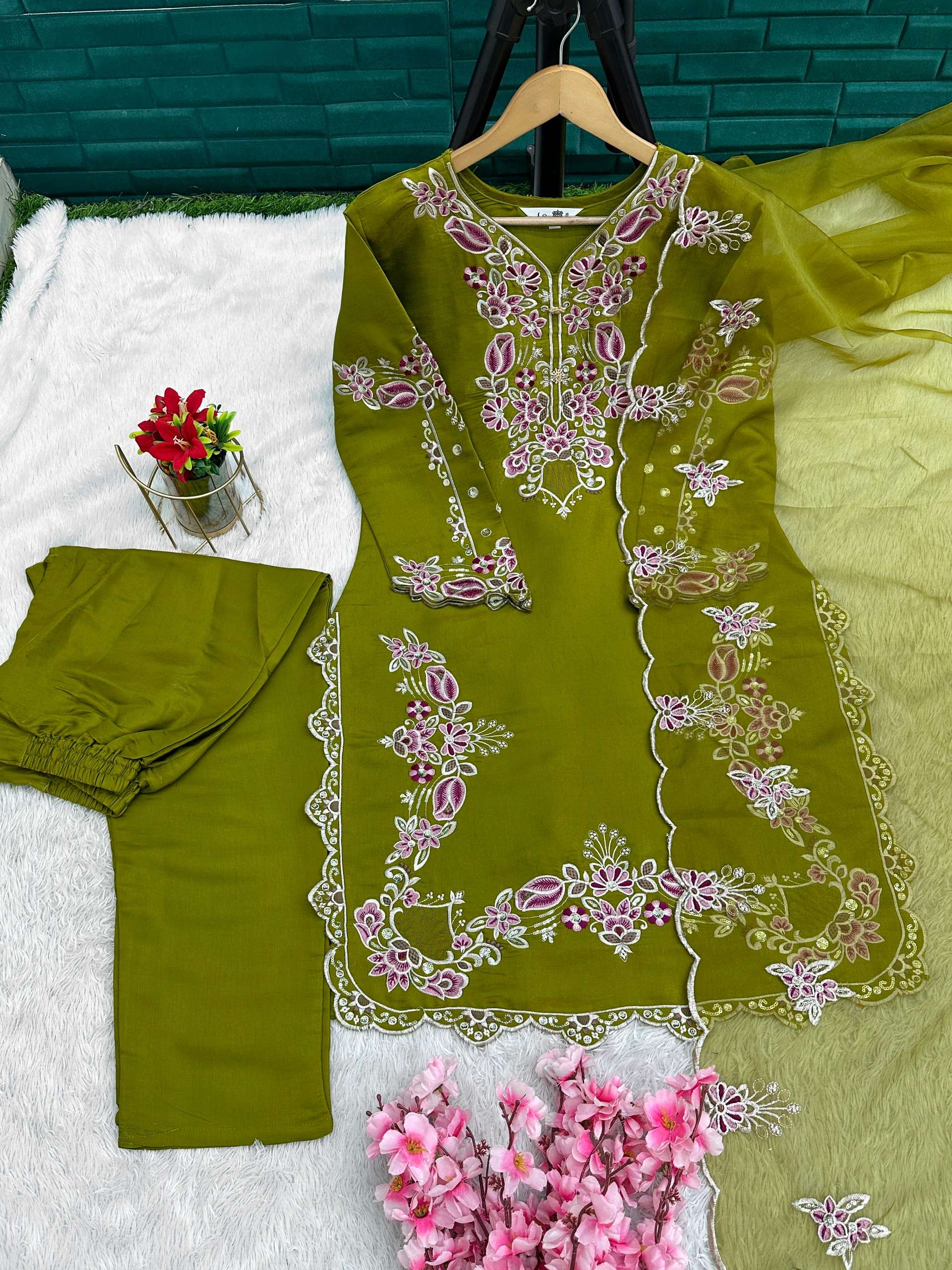 LAXURIA TRENDZ D NO 1603 SILK BEAUTIFUL PAKISTANI LOOK DESIGNER LADIES SUIT