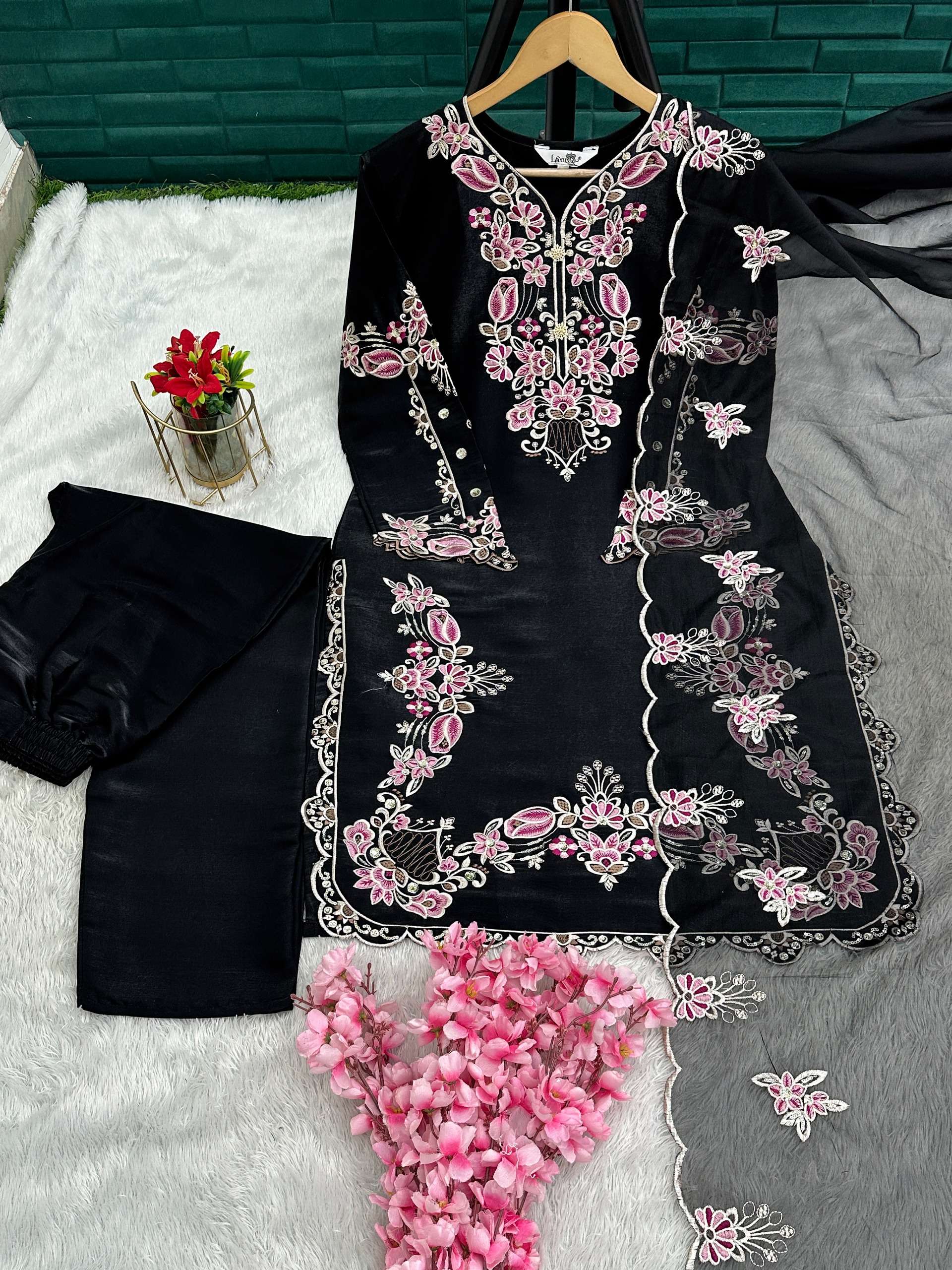 LAXURIA TRENDZ D NO 1603 SILK BEAUTIFUL PAKISTANI LOOK DESIGNER LADIES SUIT