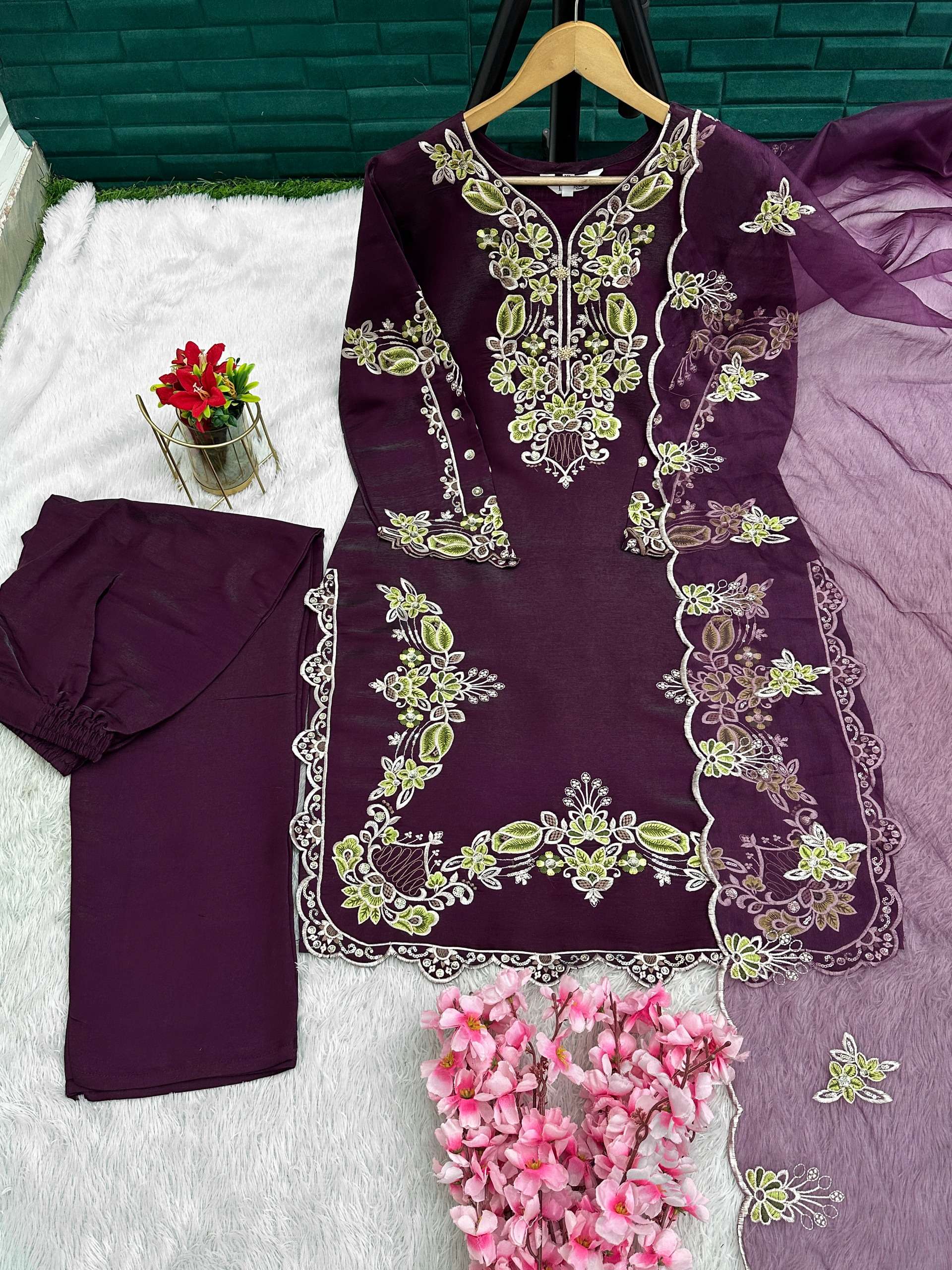 LAXURIA TRENDZ D NO 1603 SILK BEAUTIFUL PAKISTANI LOOK DESIGNER LADIES SUIT