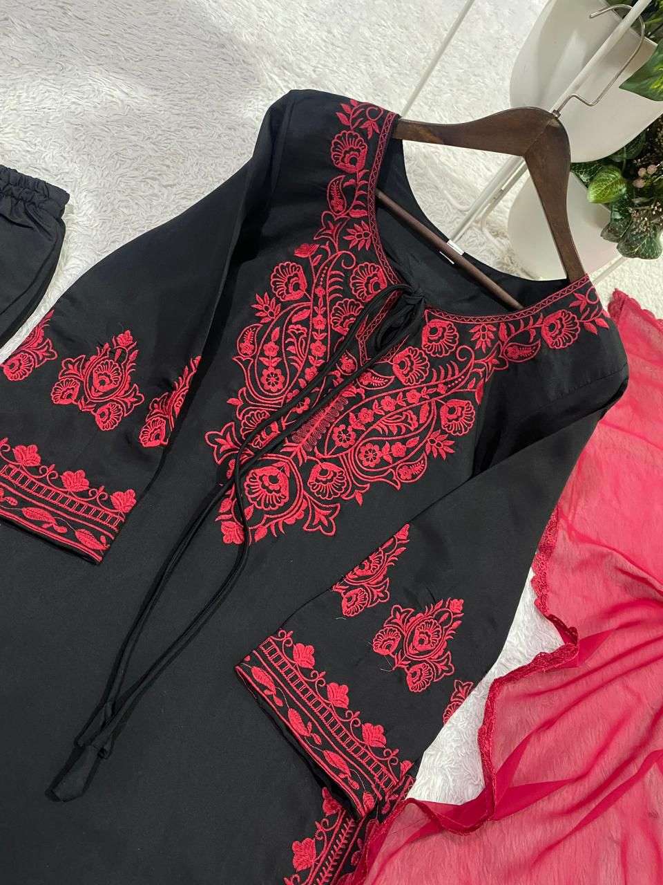 BE 386 SILK PREETY LOOK DESIGNER WEAR FUNCTION WEAR LADIES SUIT