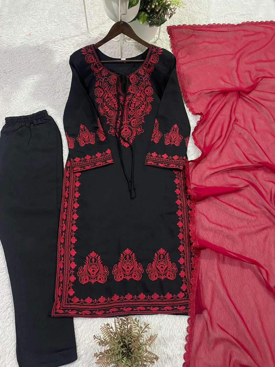BE 386 SILK PREETY LOOK DESIGNER WEAR FUNCTION WEAR LADIES SUIT