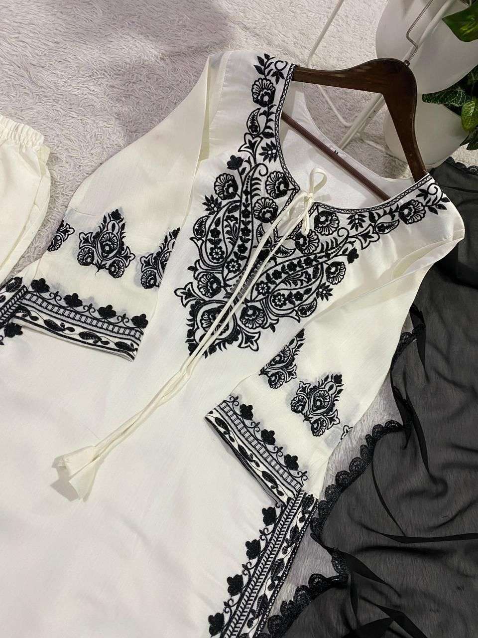 BE 386 SILK PREETY LOOK DESIGNER WEAR FUNCTION WEAR LADIES SUIT