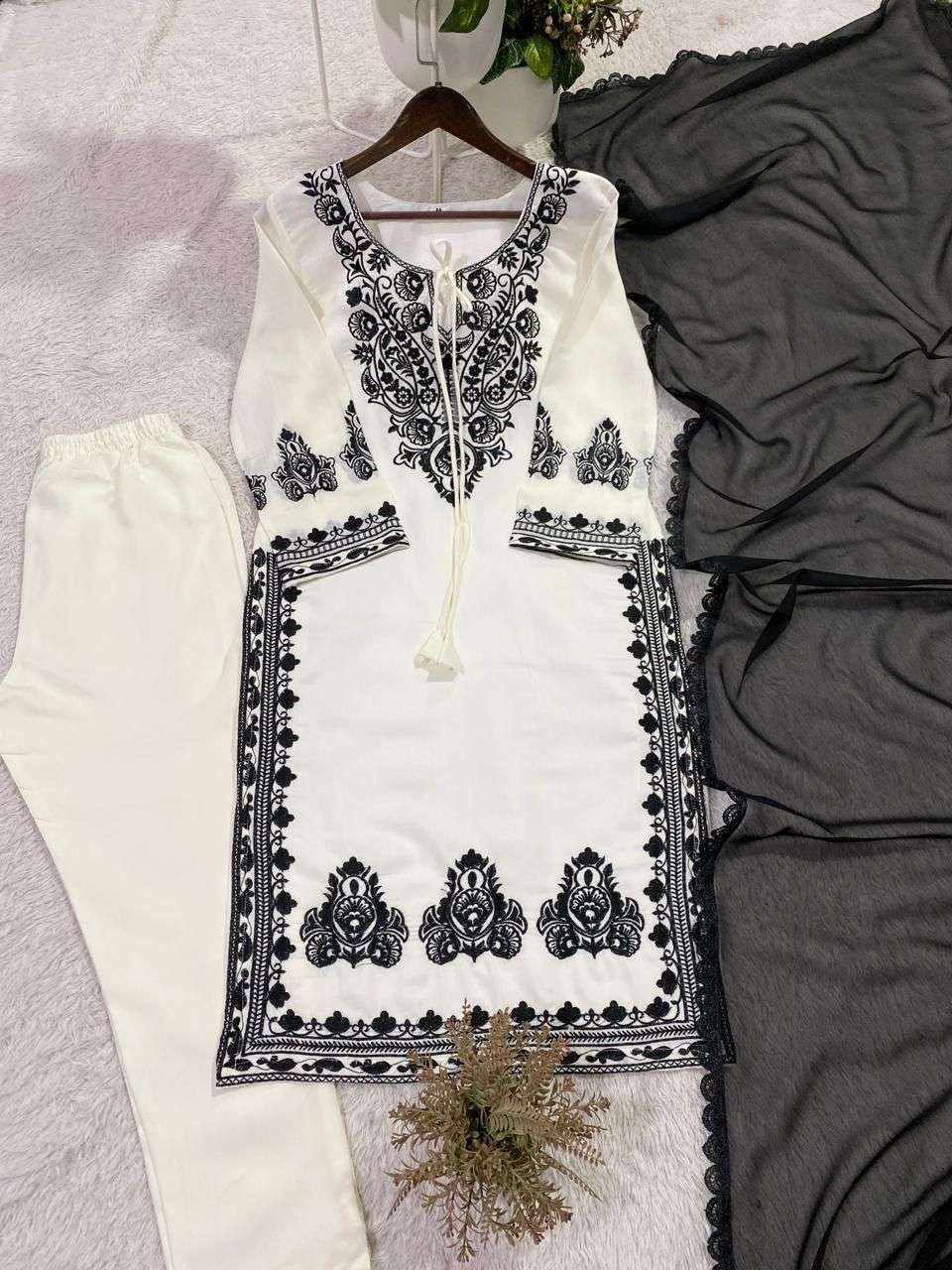BE 386 SILK PREETY LOOK DESIGNER WEAR FUNCTION WEAR LADIES SUIT