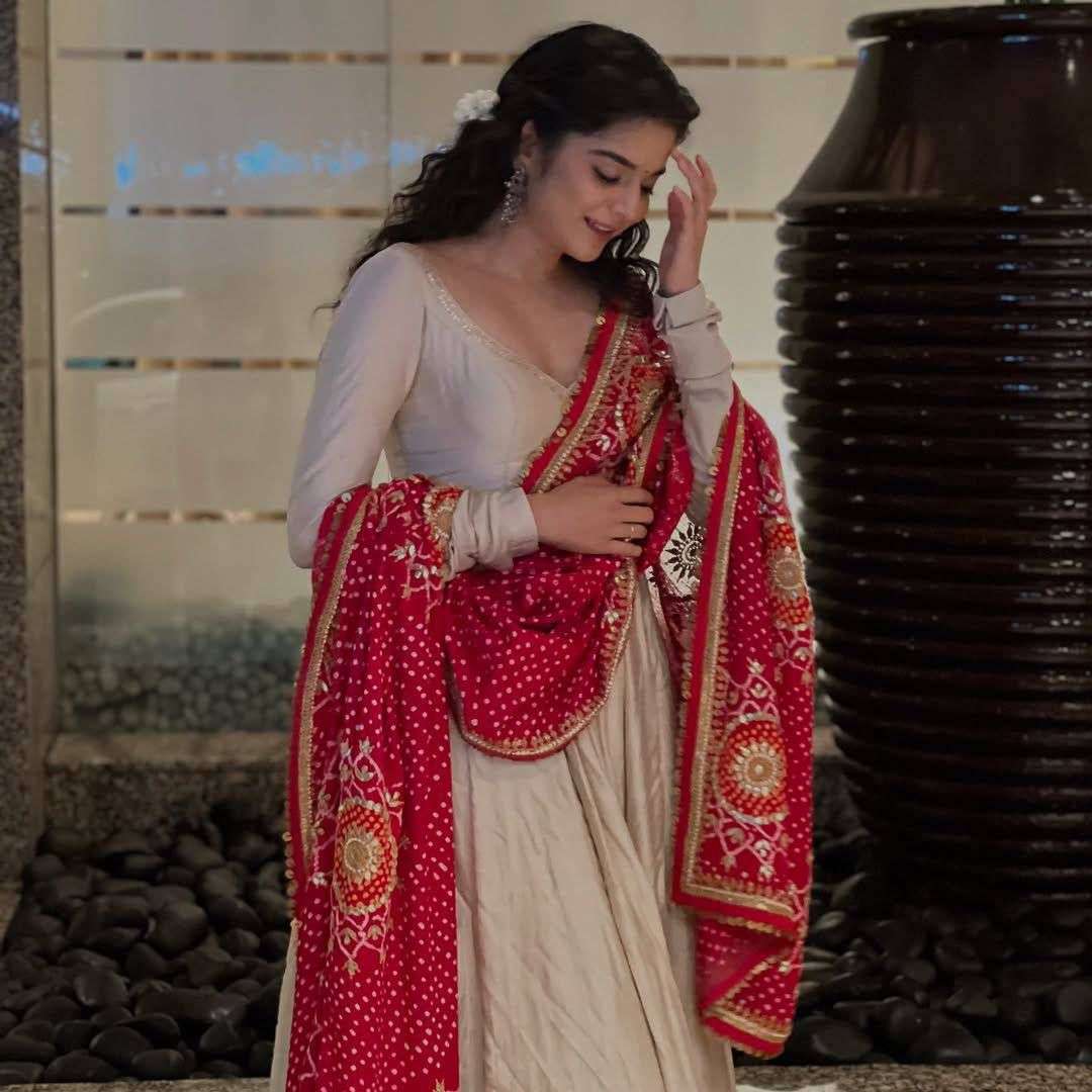 LG 1970 PREETY LOOK DESIGNER PARTY WEAR ANARKALI GOWN STYLE LADIES SUIT