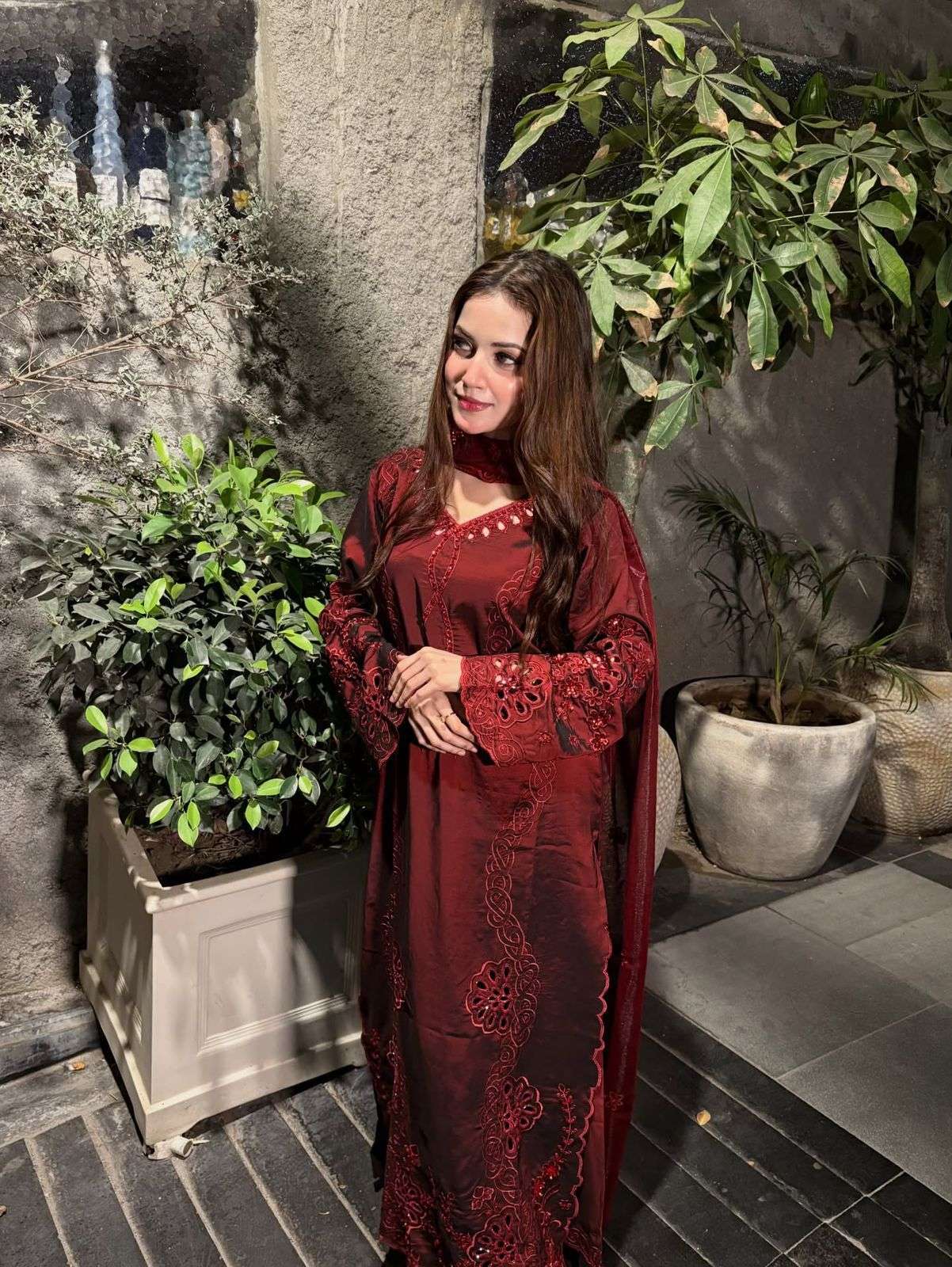 LG 2095 SILK BEAUTIFUL DESIGNER LOOK PARTY WEAR LADIES SUIT