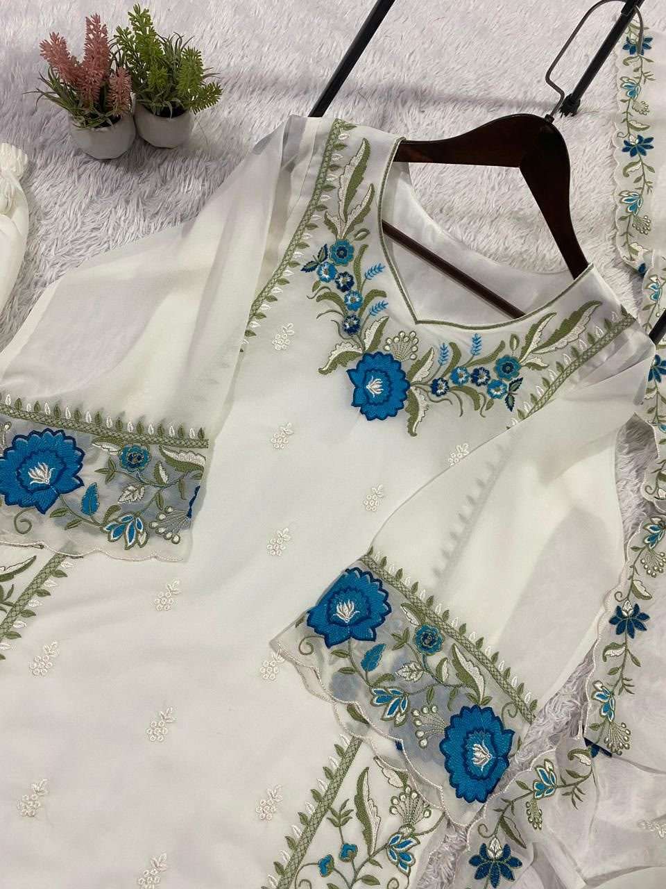 LG 2105 GEORGETTE BEAUTIFUL DESIGNER LOOK PARTY WEAR LADIES SUIT