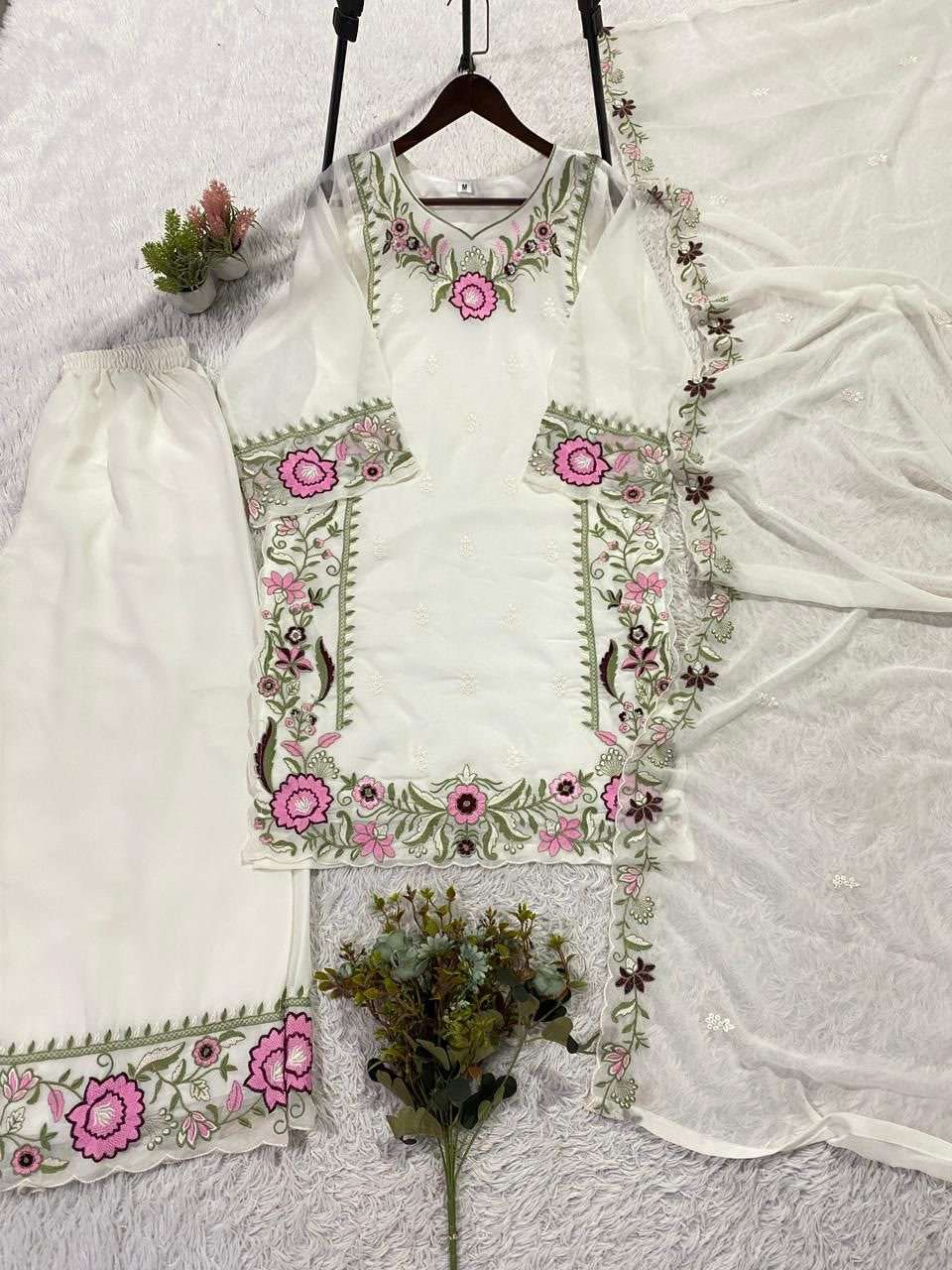LG 2105 GEORGETTE BEAUTIFUL DESIGNER LOOK PARTY WEAR LADIES SUIT
