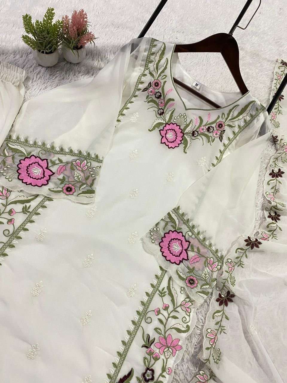 LG 2105 GEORGETTE BEAUTIFUL DESIGNER LOOK PARTY WEAR LADIES SUIT