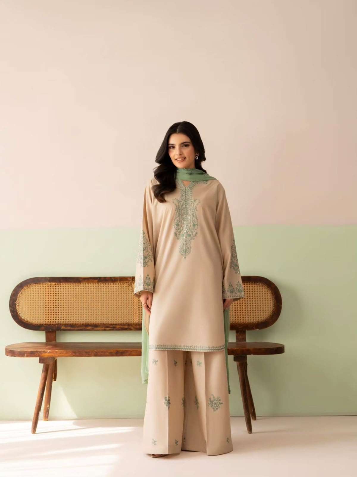 LADY LOOK 045 SILK PREETY LOOK DESIGNER LOOK PARTY WEAR LADIES SUIT