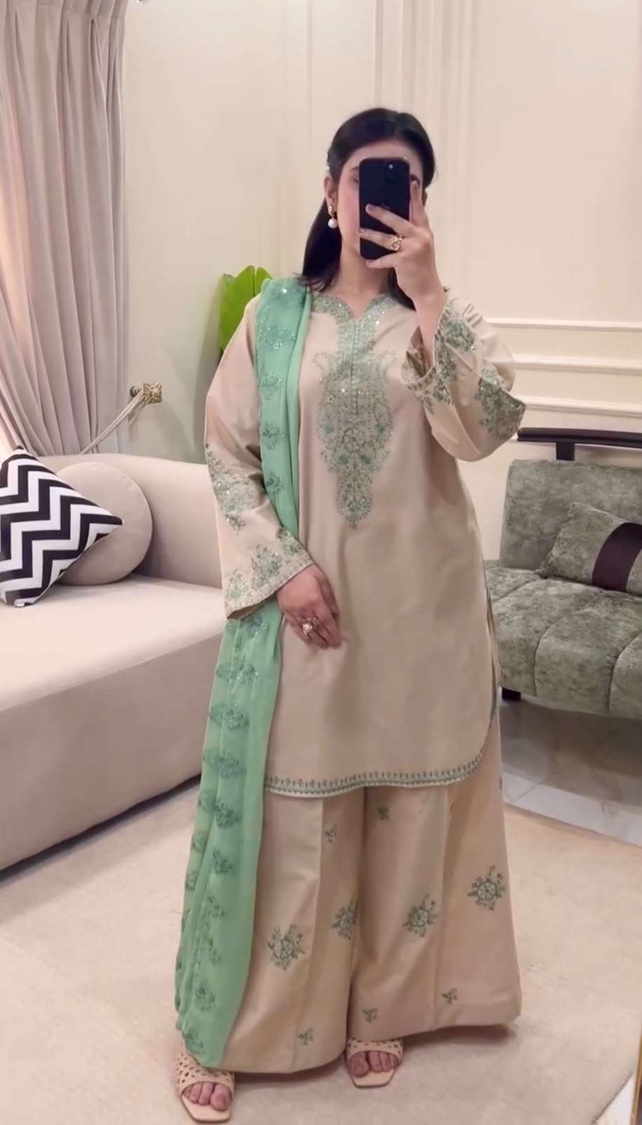 LADY LOOK 045 SILK PREETY LOOK DESIGNER LOOK PARTY WEAR LADIES SUIT