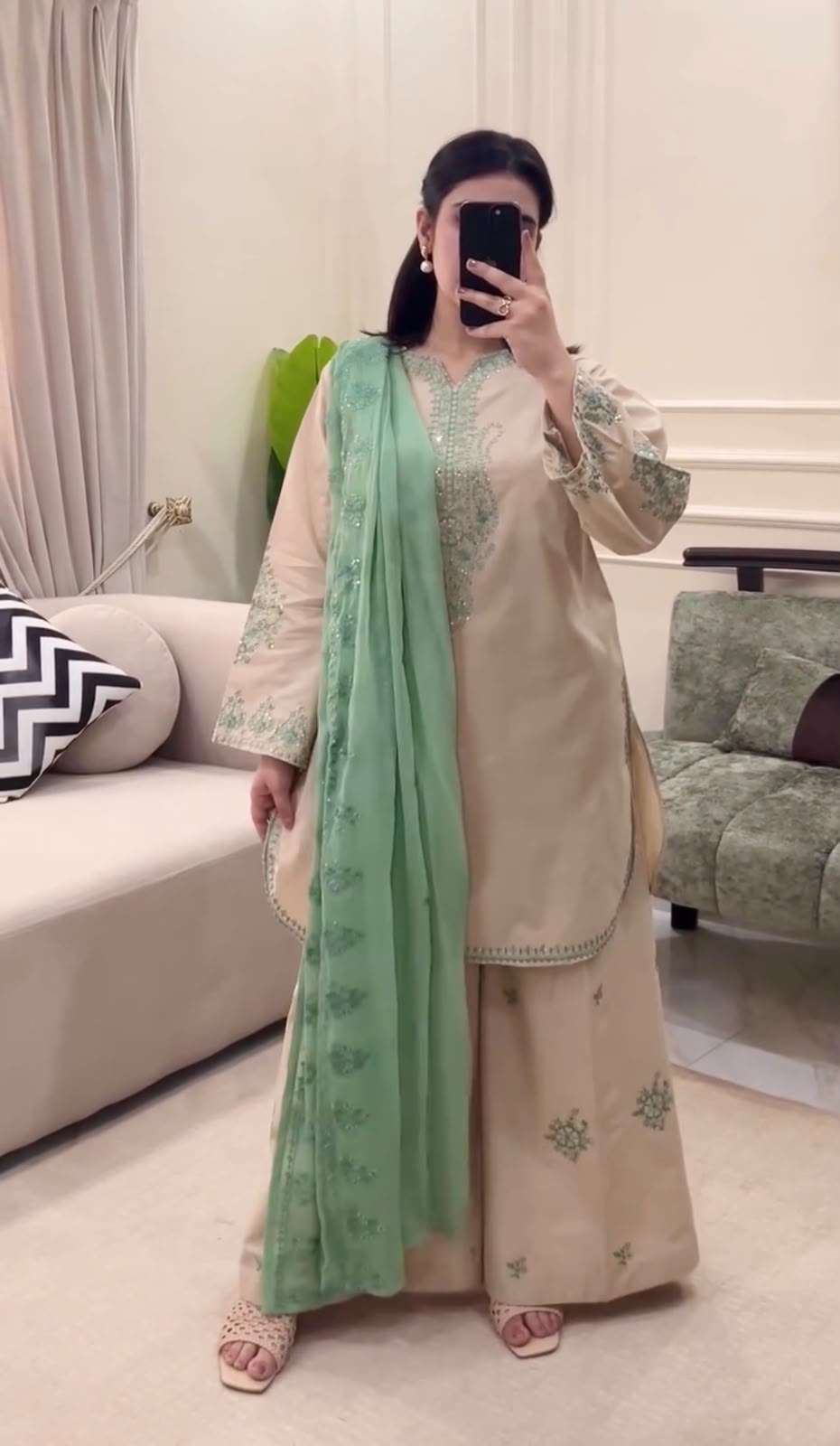 LADY LOOK 045 SILK PREETY LOOK DESIGNER LOOK PARTY WEAR LADIES SUIT