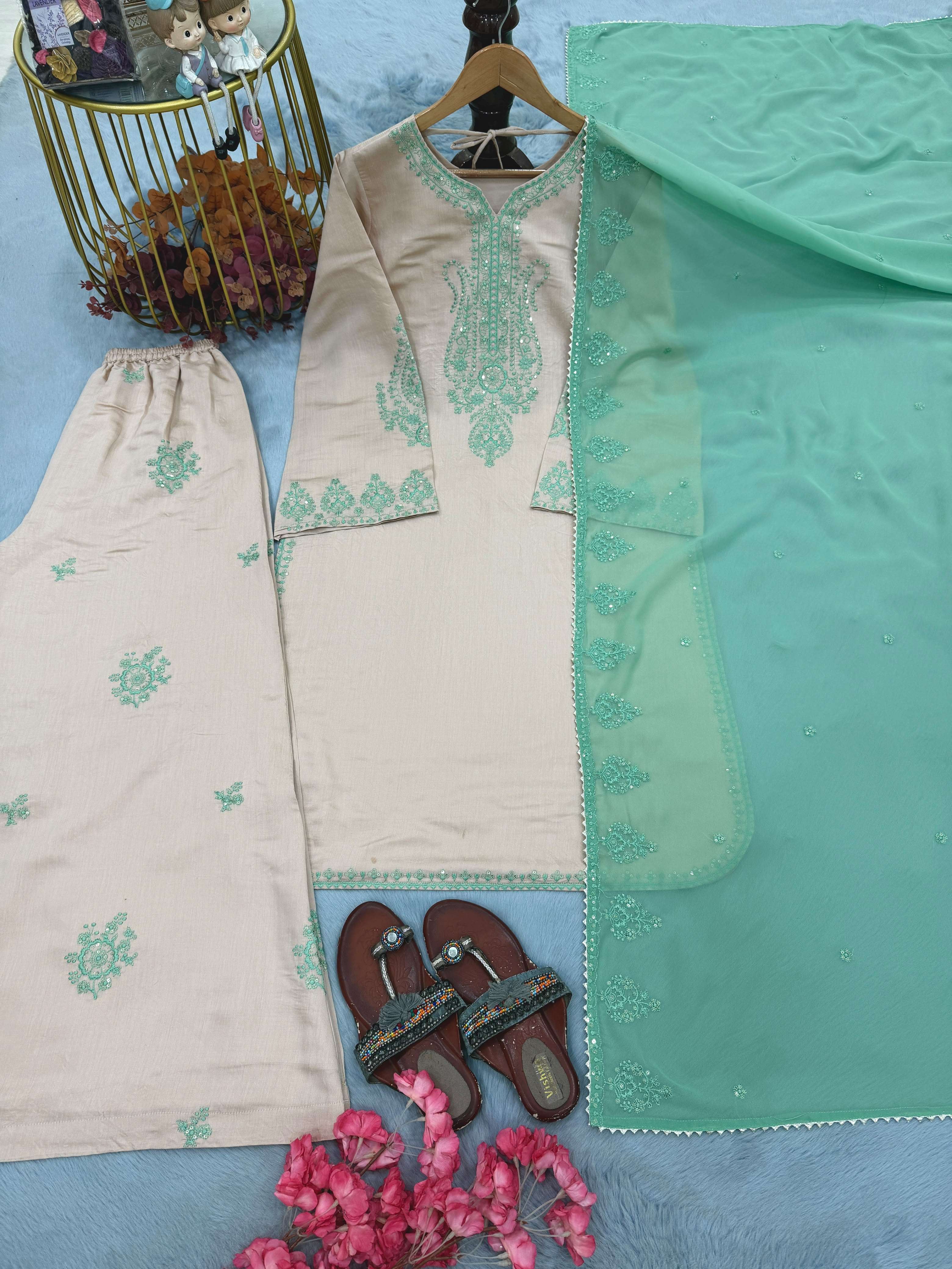 LADY LOOK 045 SILK PREETY LOOK DESIGNER LOOK PARTY WEAR LADIES SUIT