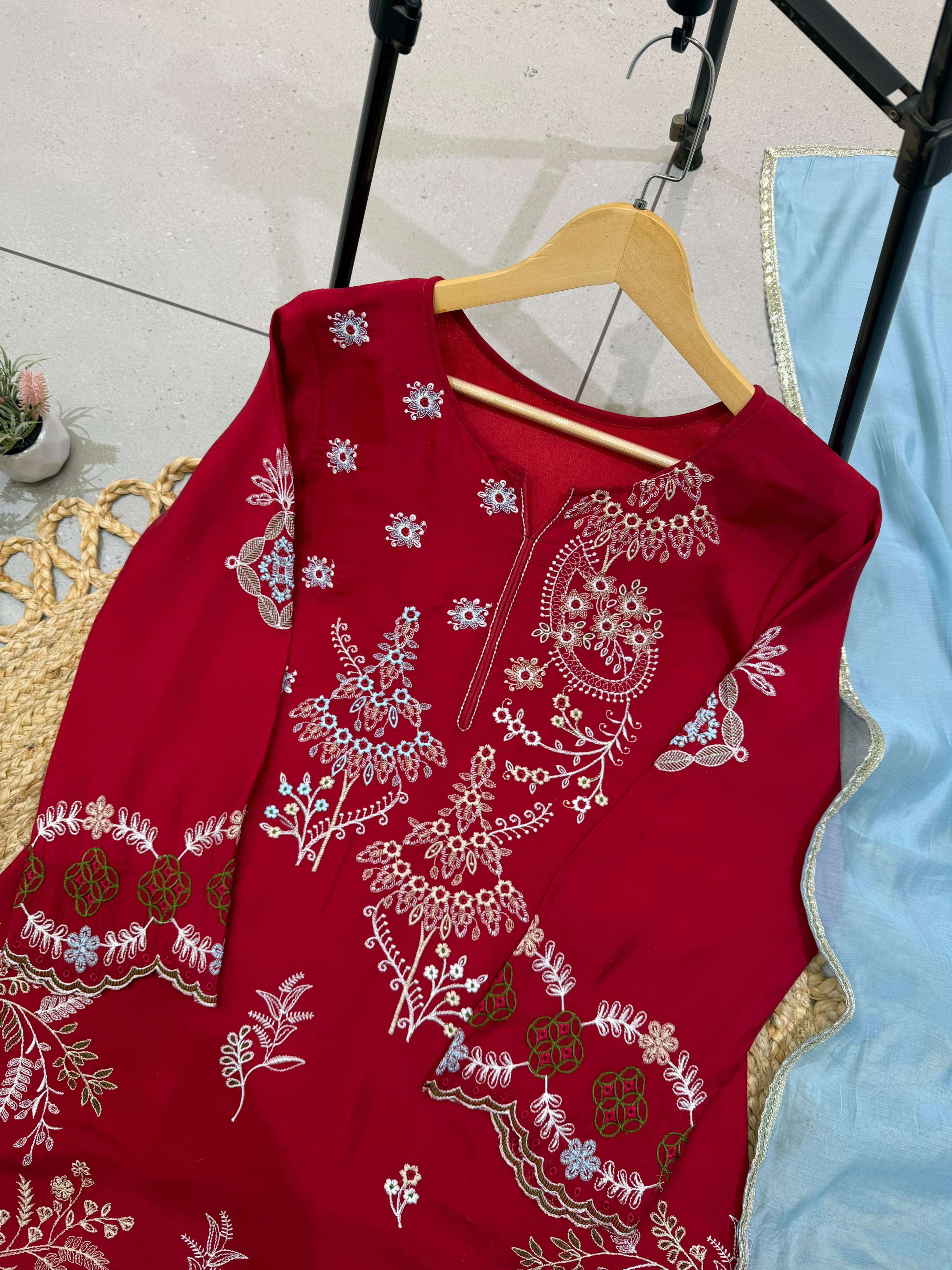 LG 2150 CHANDERI SILK BEAUTIFUL DESIGNER LOOK PARTY WEAR LADIES SUIT