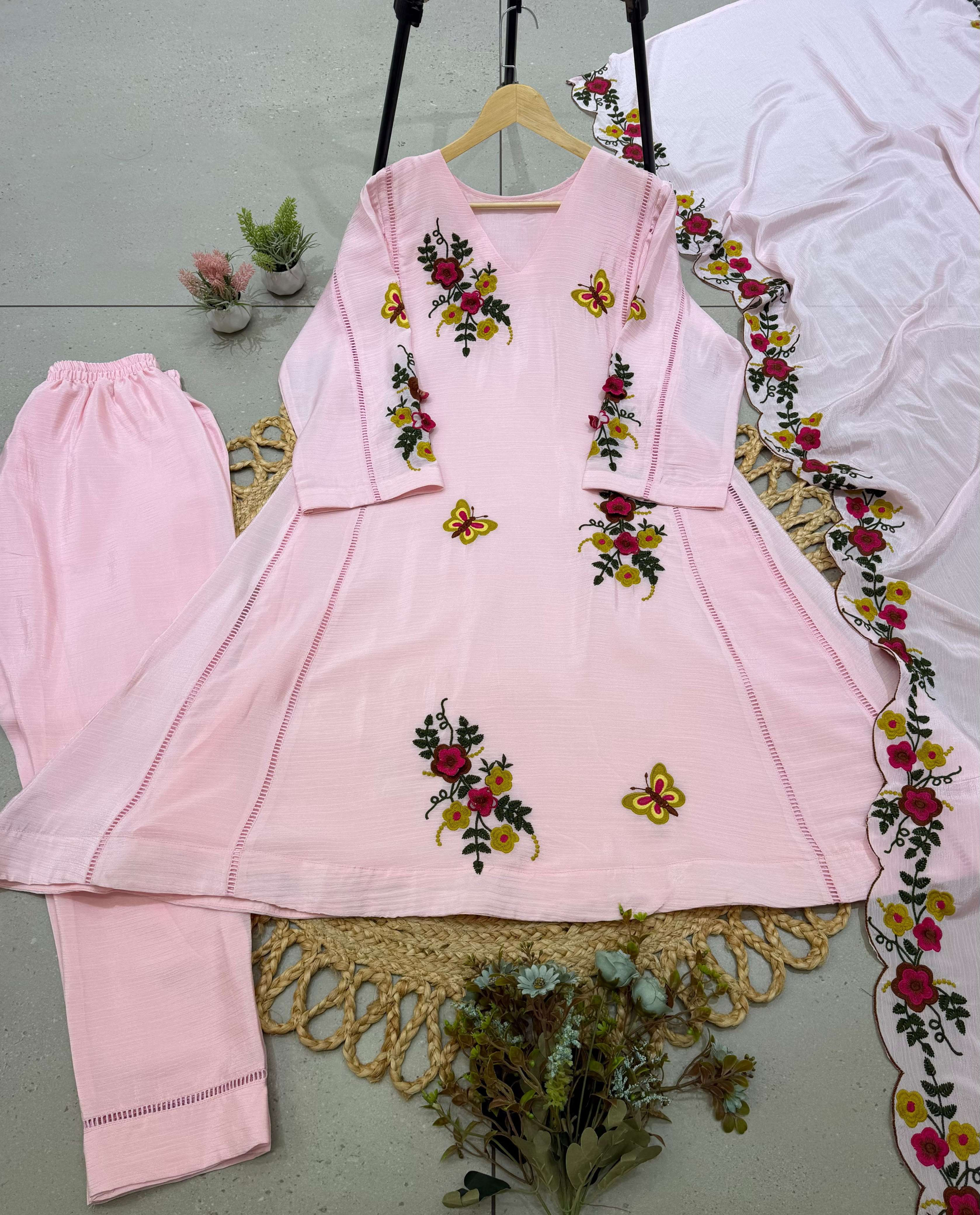 LG 2152 CHINON BEAUTIFUL DESIGNER LOOK KURTI PANT AND DUPATTA SET