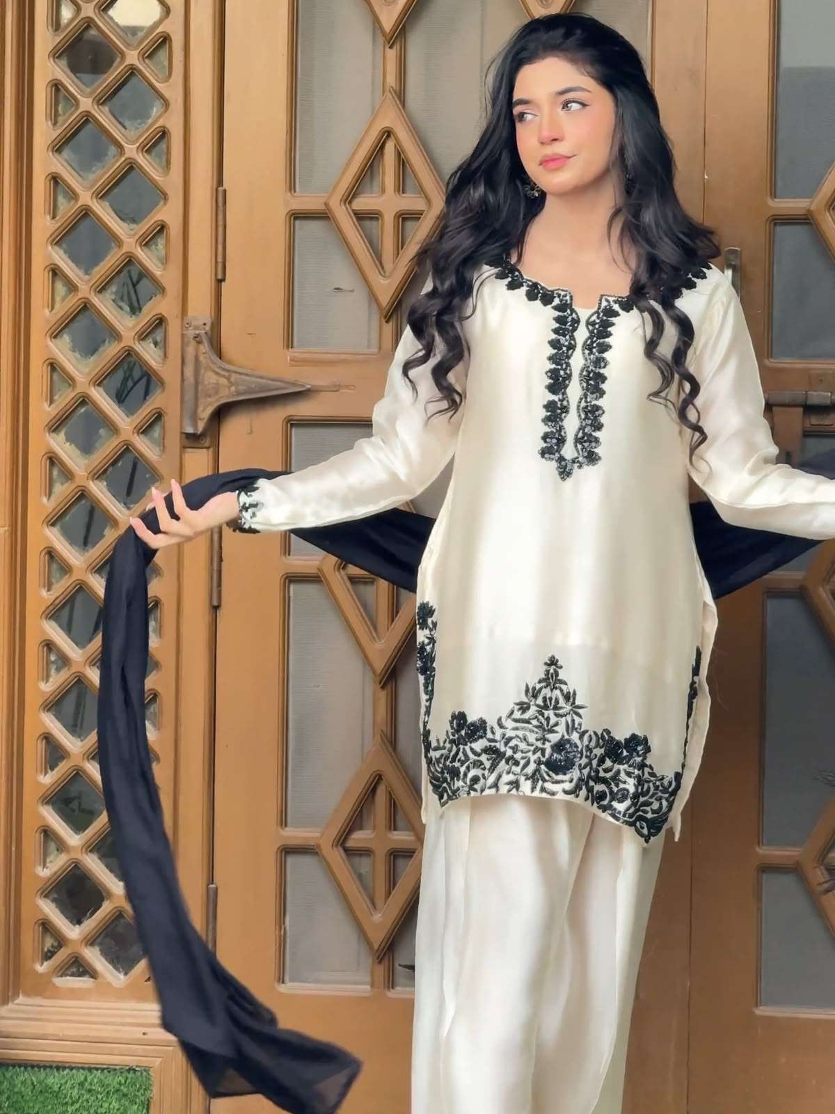 LM 43 CREPE FABRIC BEAUTIFUL DESIGNER PAKISTANI STYLE LADIES SUIT