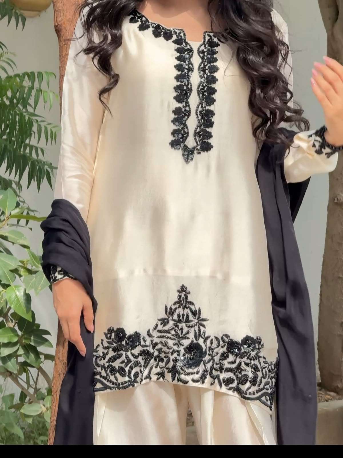 LM 43 CREPE FABRIC BEAUTIFUL DESIGNER PAKISTANI STYLE LADIES SUIT