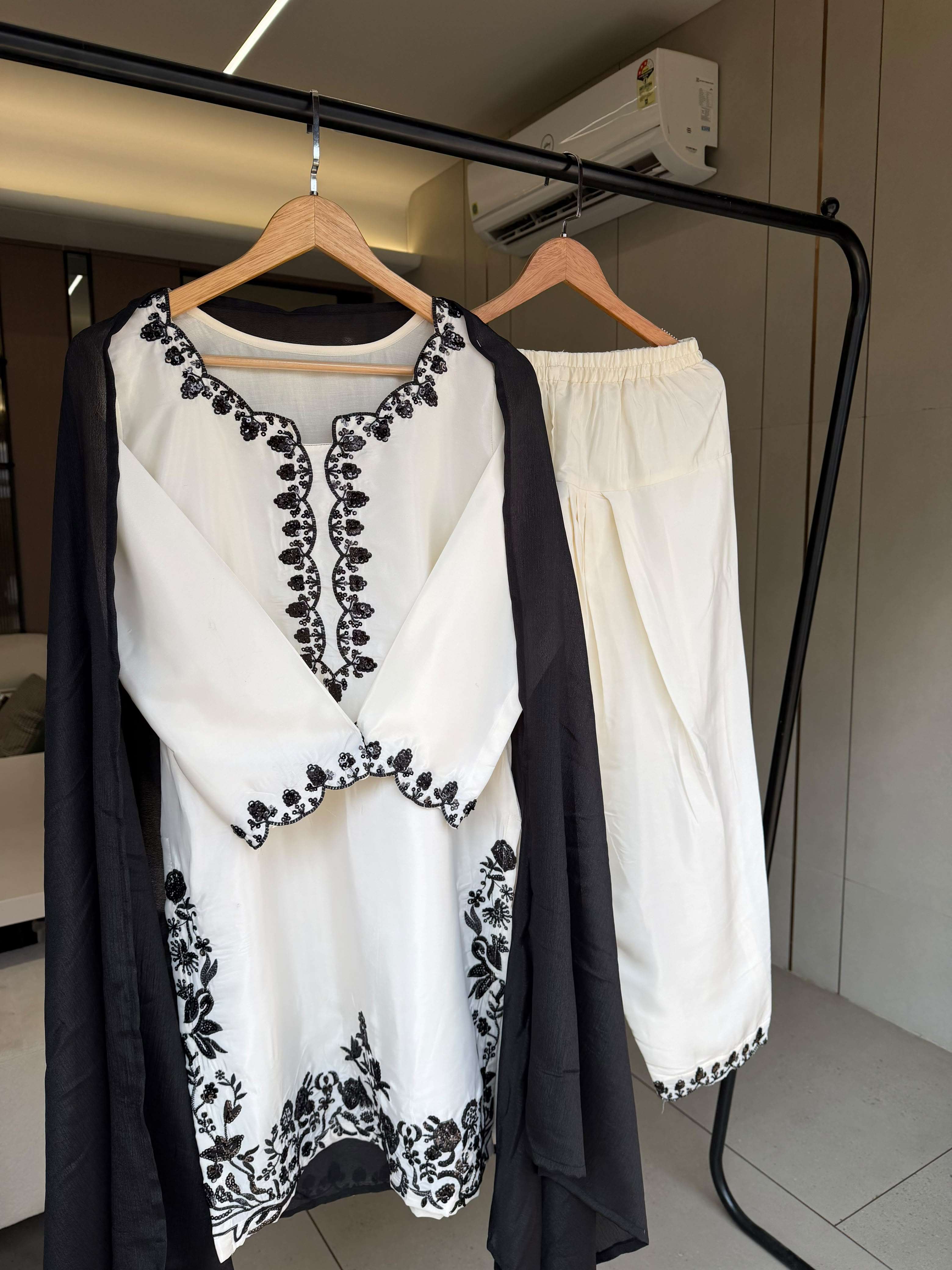 LM 43 CREPE FABRIC BEAUTIFUL DESIGNER PAKISTANI STYLE LADIES SUIT